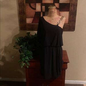 Chic One-Shoulder Black Dress with Chain Detail